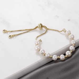 Dettaglio del bracciale a catena veneziana placcato oro 14k regolabile con perle bianche