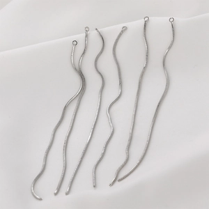 Détail de six chaînes serpent argentées avec anneaux pour la création de boucles d'oreilles