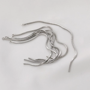 Détail de connecteurs de chaîne serpent argentée pour la création de bijoux DIY
