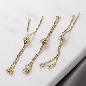 Dettaglio delle catene box placcate oro 14k con perline regolabili e gemme trasparenti
