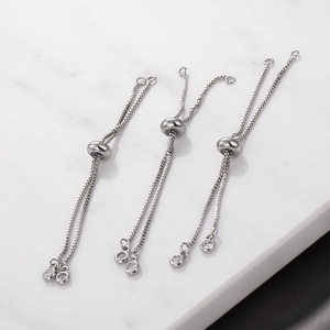 Dettaglio di catene box in argento regolabili con perle scorrevoli e zircone