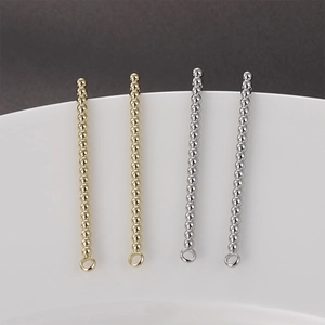 Dettaglio di orecchini a perno lunghi riempiti in oro 14k con anello per gioielli fai-da-te