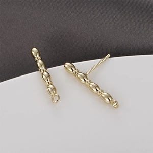 Dettaglio di perni per orecchini lunghi in oro 14k per la creazione di gioielli fai-da-te