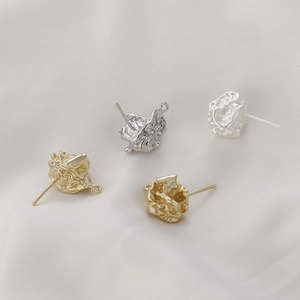 Vista dettagliata di ciondoli per orecchini irregolari in oro 14k e argento per gioielli DIY