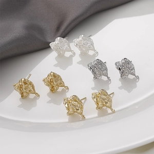Orecchini a perno con texture lava irregolare placcati oro 14k e argento con asola