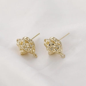 Dettaglio di orecchini a lobo lava placcati oro 14k con occhielli per gioielli fai da te