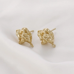 Dettaglio orecchini a perno 14k oro trama lava irregolare con anello per gioielli DIY