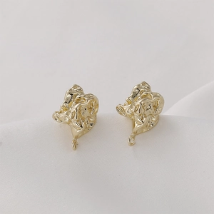 Macro di orecchini a lava in oro 14k con superficie strutturata irregolare