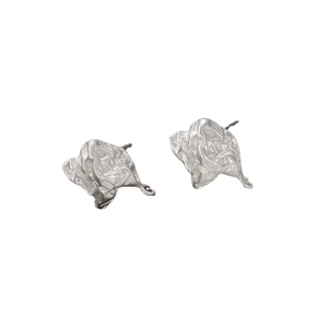 Orecchini irregolari con texture a lamina metallica stropicciata e finitura oro opaco 14k
