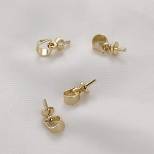 Bélières à tige plaquées or 14k pour pendentifs perles vues sous divers angles