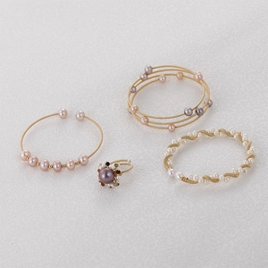 Set de pulseras de resorte bañadas en oro 18k y anillo con perlas de colores