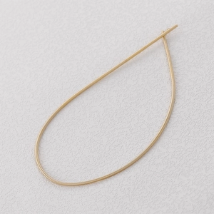 Primer plano de bobina flexible bañada en oro 18k para creación de joyas de perlas