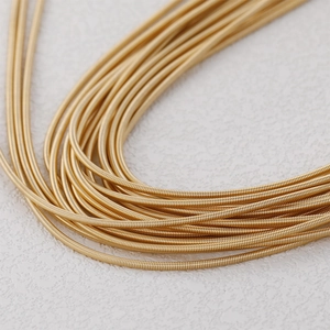 Vista macro detallada del alambre en espiral chapado en oro de 18k para accesorios de joyería
