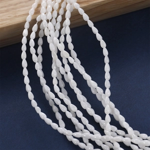 Strang aus natürlichen weißen Muschelperlen in Tropfenform für DIY-Schmuck und Halsketten