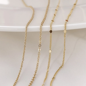 Selezione di catene placcate in oro 14k a croce e a O per creazione gioielli