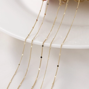 Dettaglio catena placcata oro 14k con piccoli dischi piatti per creazione di gioielli
