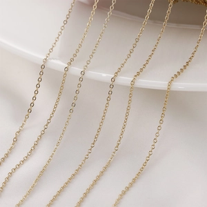 Dettaglio macro di maglie di catena a croce placcate in oro 14k per fai da te