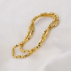 Vista detallada de cuentas de hematita dorada octogonales de 3x2mm para hacer joyería
