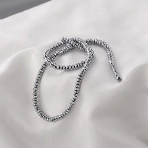 Vue macro de perles en hématite argentée facettée pour création de bijoux artisanaux