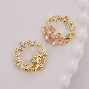 Detail von 14k vergoldeten Blumenanhängern mit rosa Muschelblüten und weißen Perlen