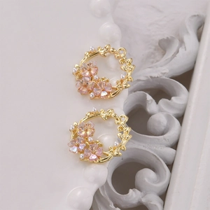 Detailansicht eines 14k vergoldeten Blumenreifen mit rosa Harzblüten und Perlen