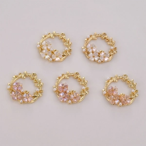 Nahaufnahme der 14k vergoldeten Kranzanhänger mit Blumen und Perlen für DIY-Schmuck