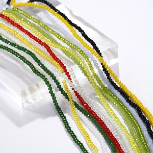 Gedetailleerde macro-opname van veelzijdige 3mm gekleurde glaskralen voor DIY sieraden