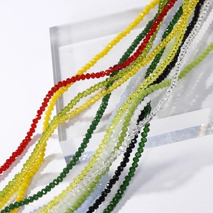Macro-opname van 3mm gefacetteerde kleurrijke kristalglazen kralen voor DIY-sieraden