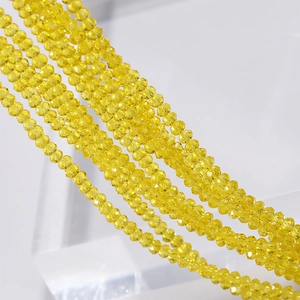 Close-up van levendige 3mm gefacetteerde gele kristallen kralen voor DIY-sieraden