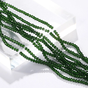 Close-up van 3 mm donkergroene gefacetteerde glazen kralen voor DIY sieraden maken