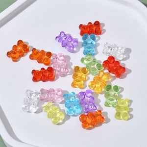 Makroaufnahme bunter durchscheinender Gummibärchen-Perlen aus Harz für DIY-Schmuckherstellung