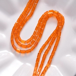 Makroaufnahme orangefarbener rechteckiger facettierter Glaskristallperlen für DIY-Schmuck
