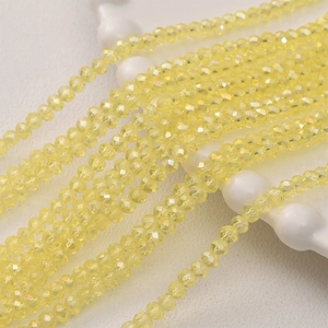 Detail van 3mm gele gefacetteerde kristalglazen kralen voor DIY sieraden op wit dienblad