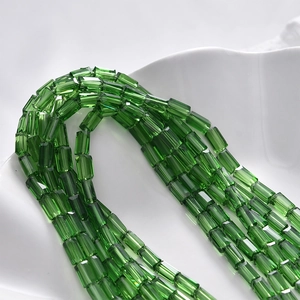 Makroaufnahme von 4x8mm smaragdgrünen Rechteck-Glasperlen für DIY Schmuckherstellung