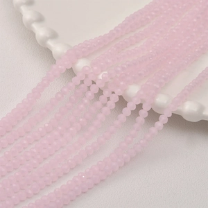 Macro-opname van 3 mm gefacetteerde roze glaskralen voor doe-het-zelf sieradenprojecten