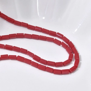 Nahaufnahme von roten 4x8mm Glasperlen mit Facettenschliff für DIY-Schmuckherstellung
