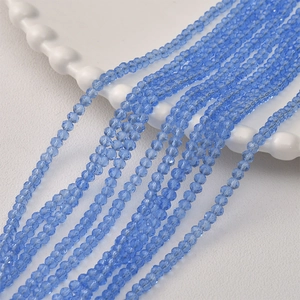 Macro-opname van 3mm gefacetteerde donkerblauwe kristallen kralen voor DIY sieraden