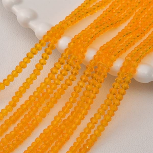 Macro-opname van 3mm oranje gefacetteerde glazen kristallen kralen voor DIY-sieraden