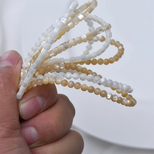 Makroaufnahme von 4mm Naturmuschelperlen in runder und quadratischer Form für DIY-Schmuck
