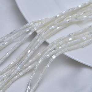 Perlschnüre aus 4mm weißen Perlmutt-Würfelperlen mit natürlichem schillerndem Glanz
