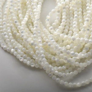 Detail von 4mm weißen Perlmuttrunperlen mit sanftem Glanz für DIY-Schmuckherstellung