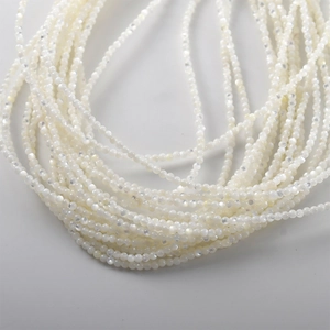 Nahaufnahme von 4mm weißen Perlmuttschalenperlen mit natürlichem Glanz für DIY-Schmuck
