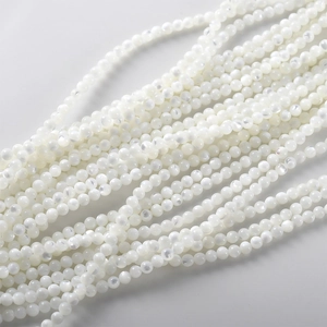 Nahaufnahme von 4mm weißen Perlmutti-Perlen mit natürlichem Glanz für DIY-Schmuck