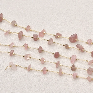 Dettaglio catena placcata oro 14k con perle grezze di quarzo fragola naturale