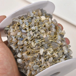 Dettaglio della catena placcata oro 14k con schegge di pietra di luna naturale DIY
