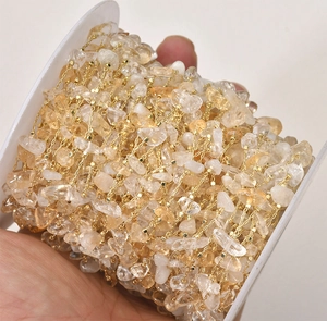 Dettaglio della catena placcata oro 14k con pietre di citrino naturali per gioielli DIY