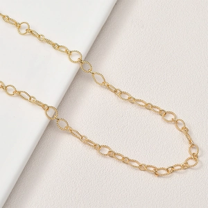 Détail de la chaîne plaquée or 18K avec maillons ovales et ronds torsadés pour bijoux DIY