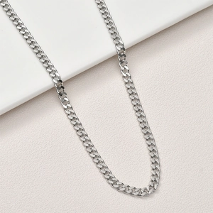 Gros plan sur la chaîne à maillons plats argentés pour la création de bijoux DIY