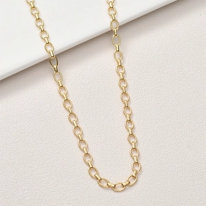 Gros plan sur les maillons plats nez de cochon plaqués or 18K pour bijoux DIY