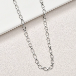 Vue macro d'une chaîne à maillons ovales plaqué argent poli pour la création de bijoux DIY
